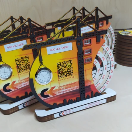 Вечный календарь с часами